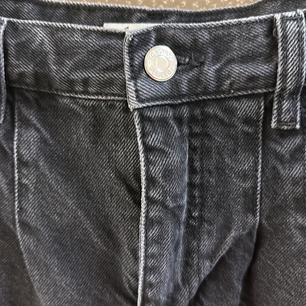 🔥🔥🔥NEW Topshop Black Pleated High Waisted Jean Shorts - Picture 6 of 9